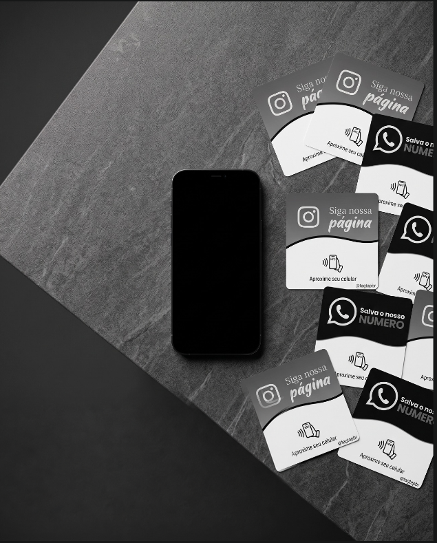 Celular sobre uma mesa de pedra com placas NFC TagTap de Instagram e WhatsApp